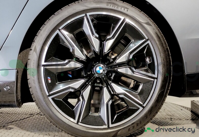 BMW i7 Серый