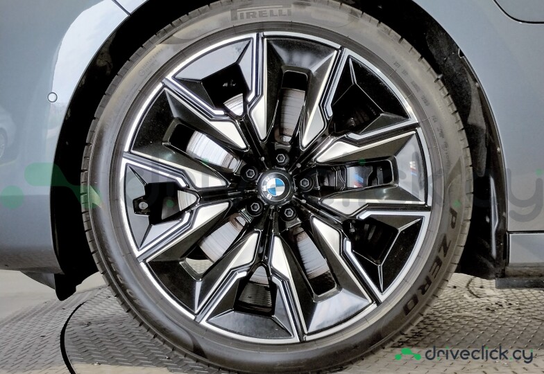 BMW i7 Серый