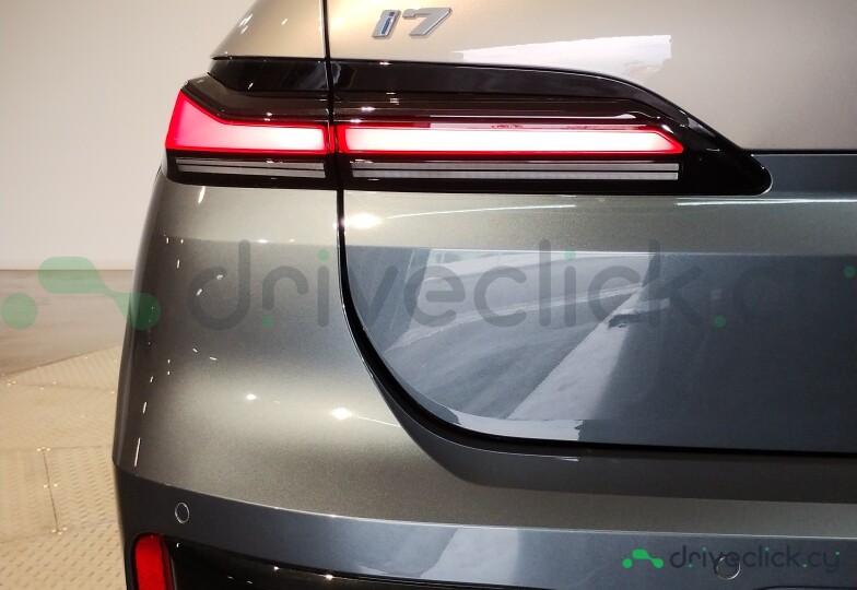 BMW i7 Серый