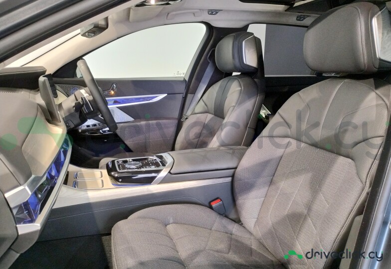 BMW i7 Серый
