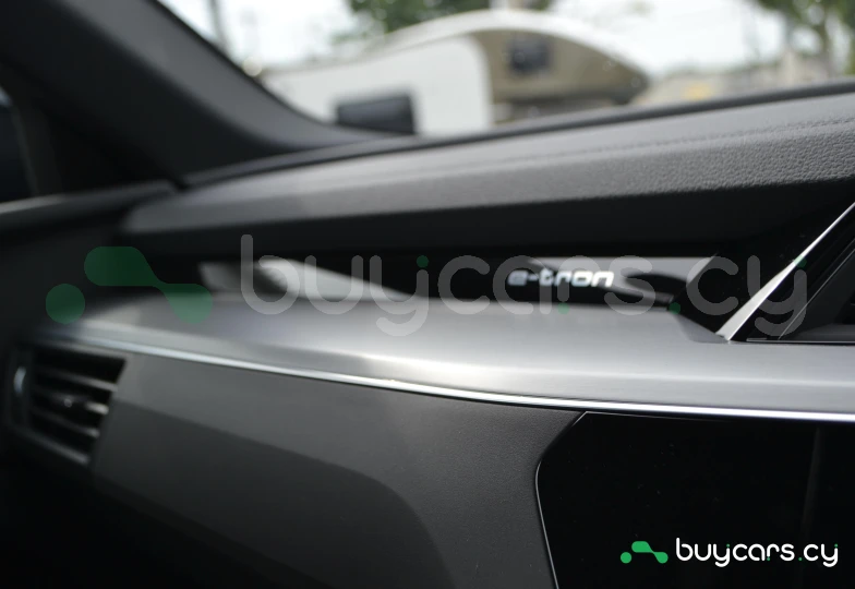 Audi Q8 e-tron Серый