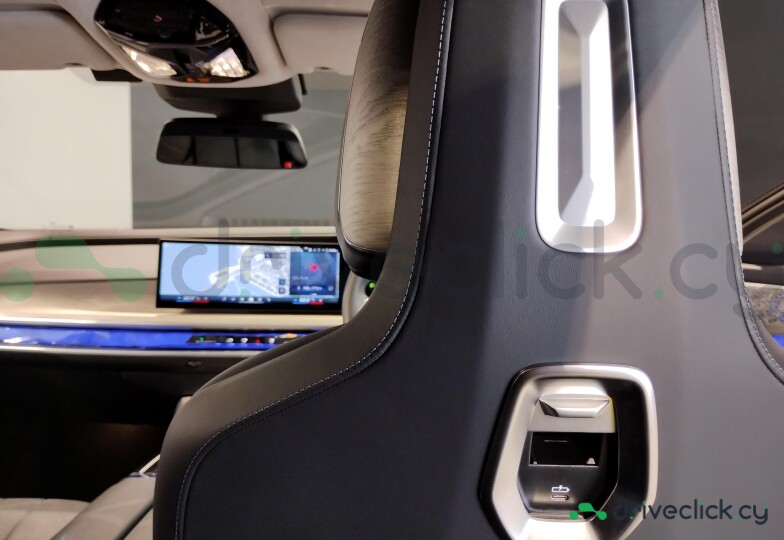 BMW i7 Серый