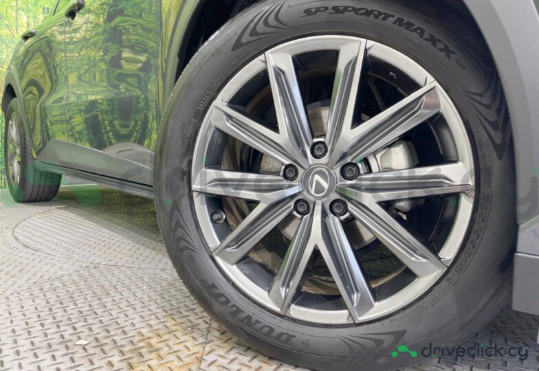 Lexus LBX Серый