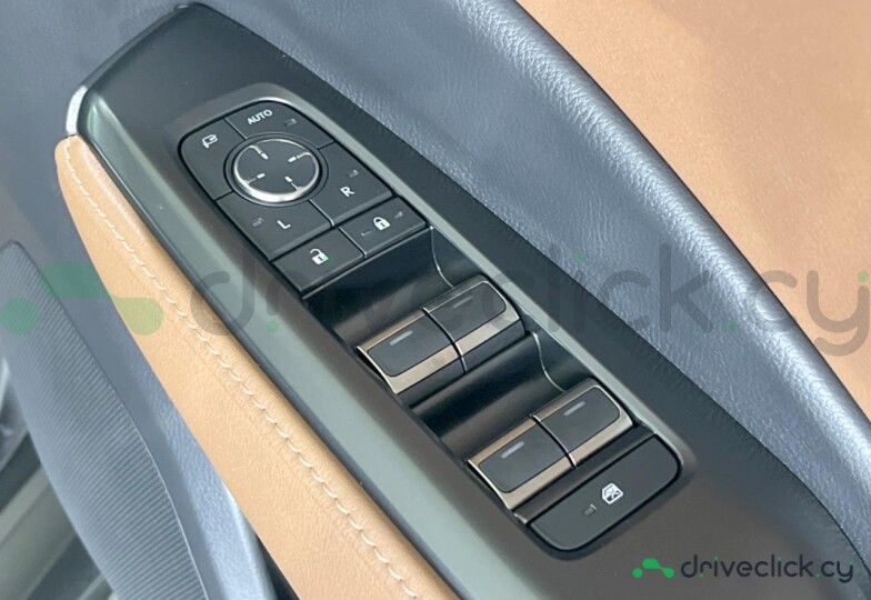 Lexus LBX Серый
