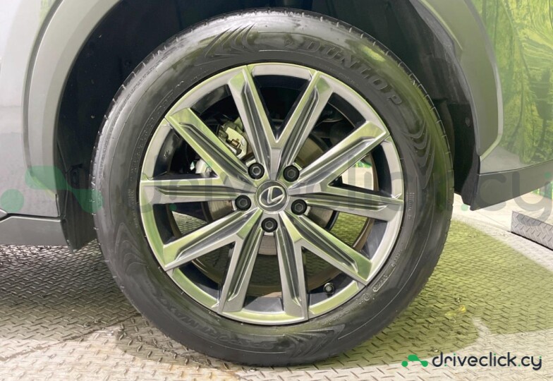 Lexus LBX Серый