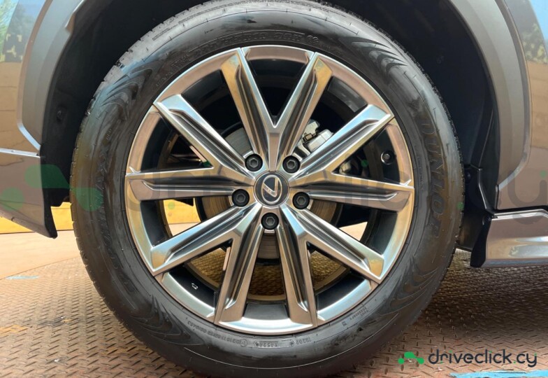 Lexus LBX Серый