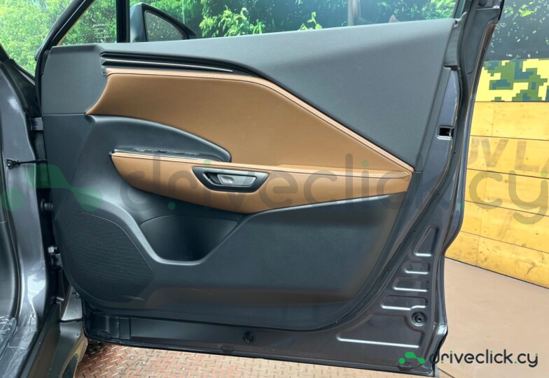 Lexus LBX Серый