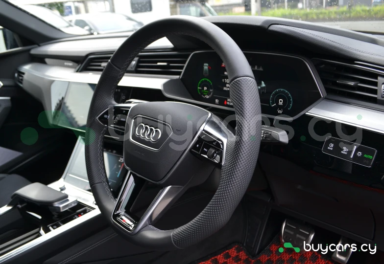 Audi Q8 e-tron Серый