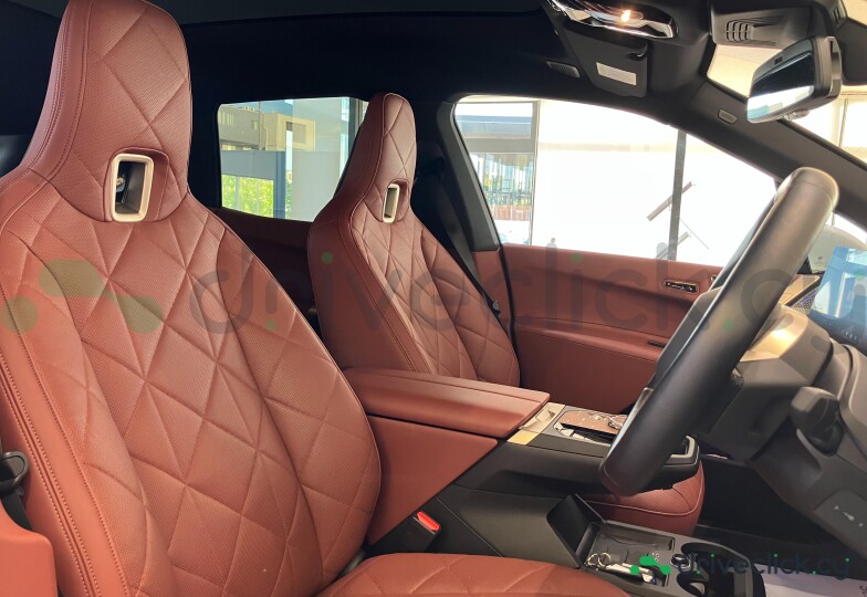 BMW iX Белый