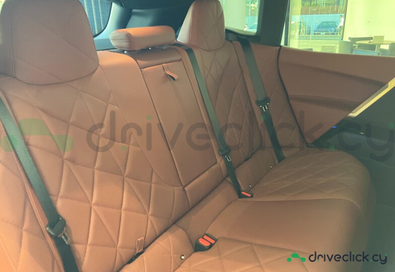 BMW iX Белый