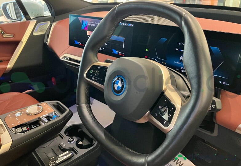 BMW iX Белый