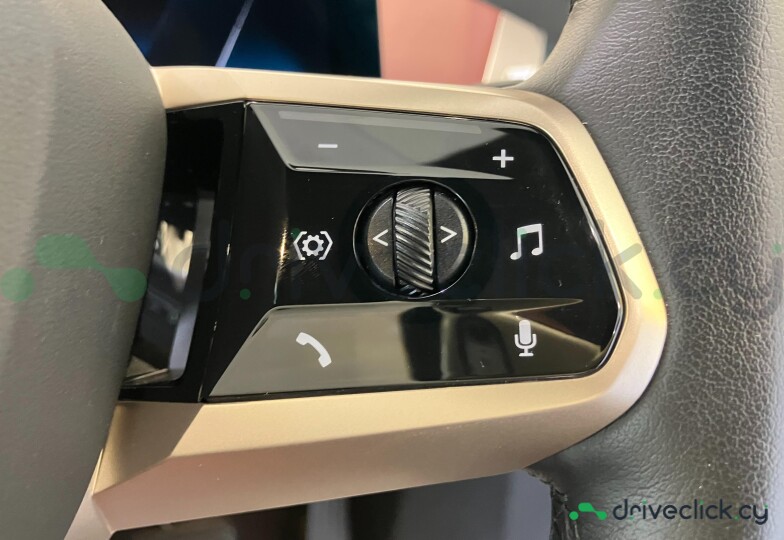 BMW iX Белый