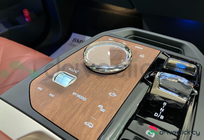 BMW iX Белый