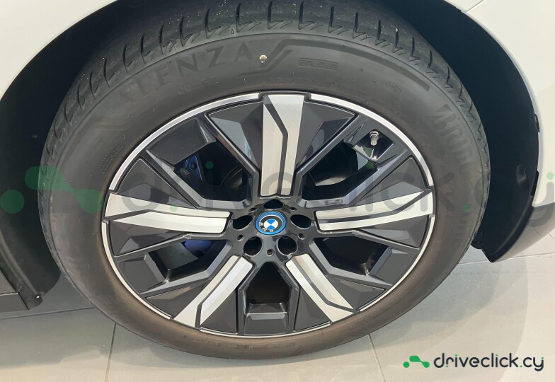 BMW iX Белый