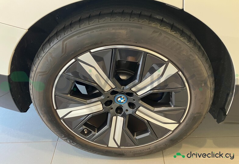BMW iX Белый
