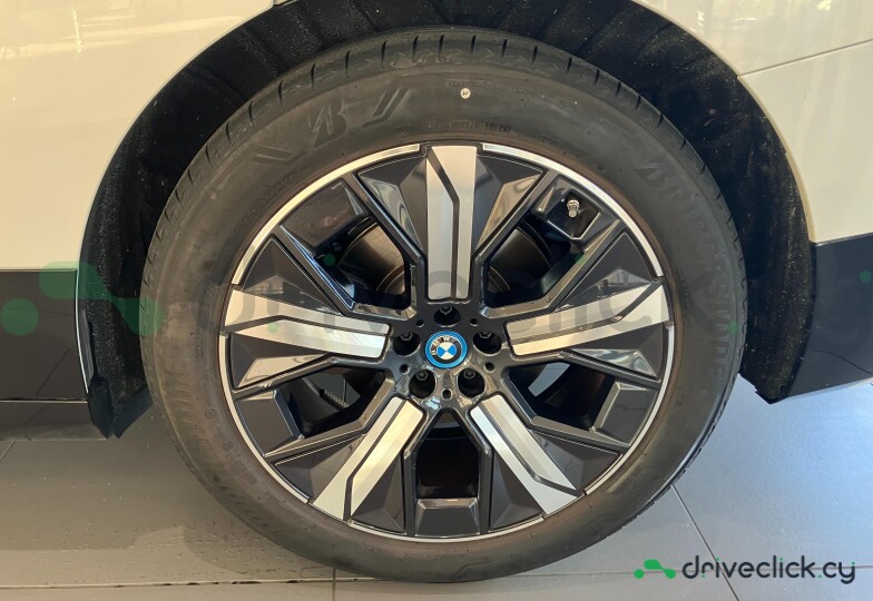 BMW iX Белый