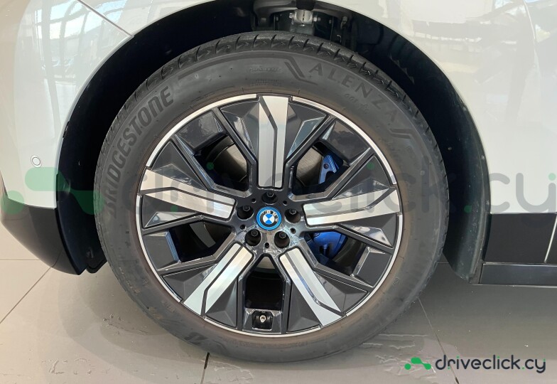 BMW iX Белый