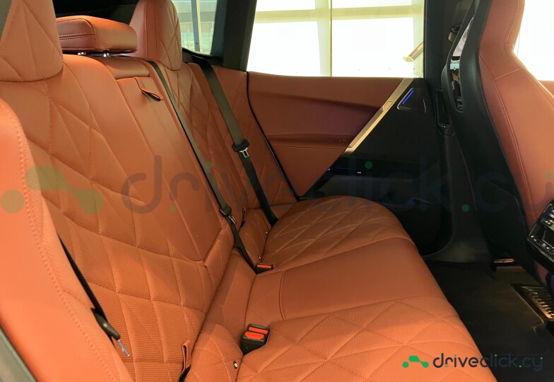 BMW iX Белый