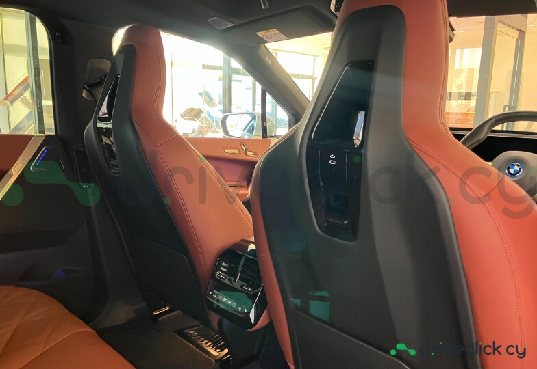 BMW iX Белый