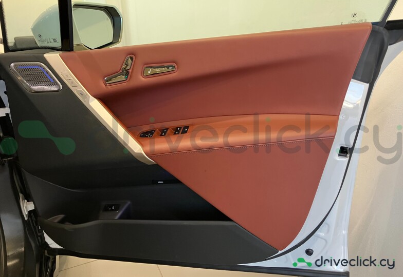 BMW iX Белый