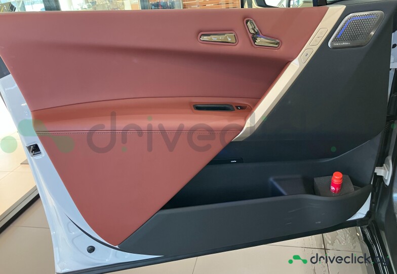 BMW iX Белый