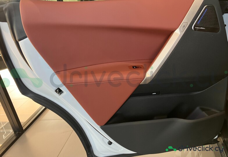 BMW iX Белый