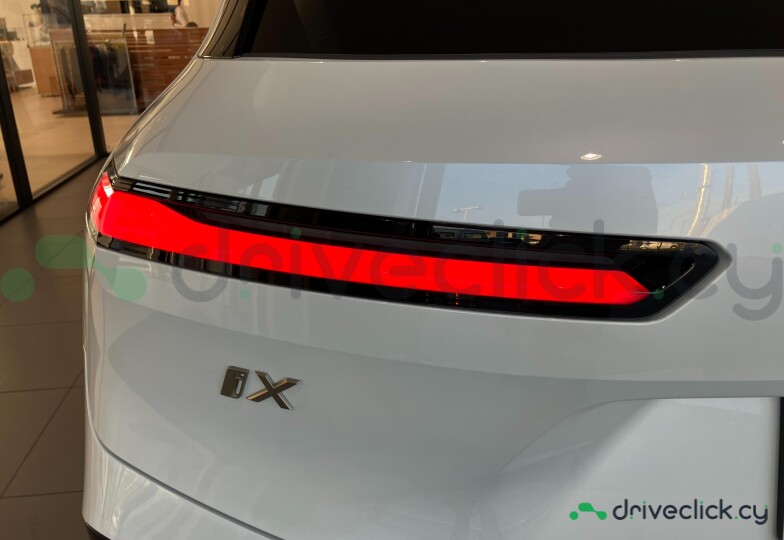 BMW iX Белый