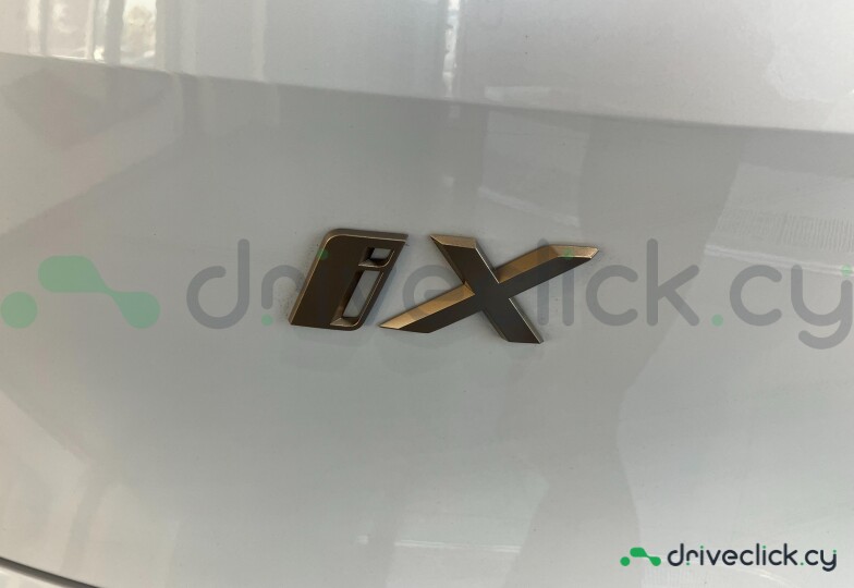 BMW iX Белый