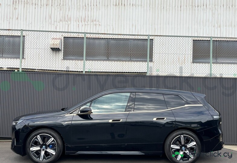BMW iX Черный
