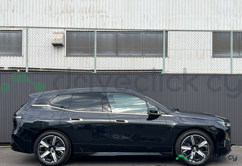 BMW iX Черный