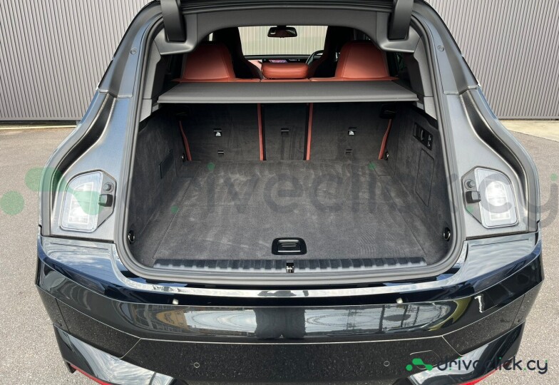BMW iX Черный