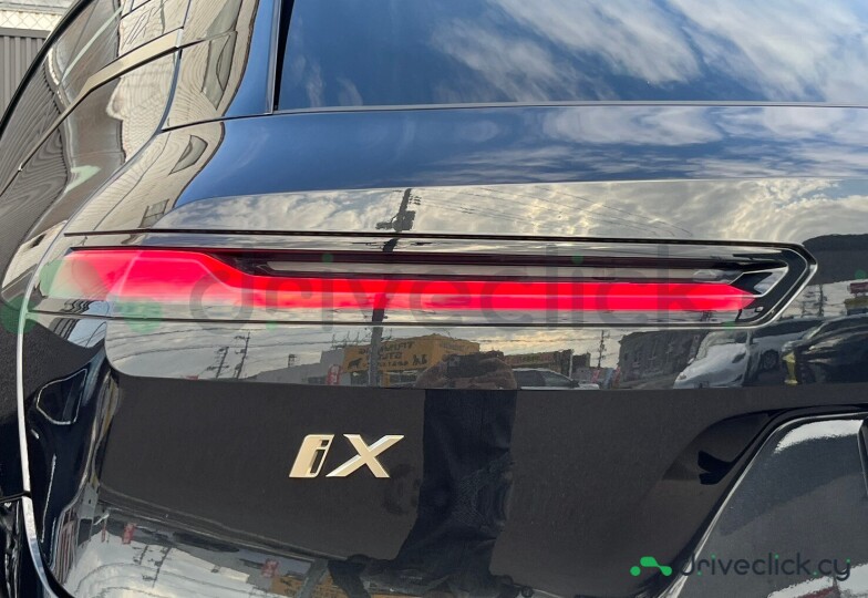 BMW iX Черный
