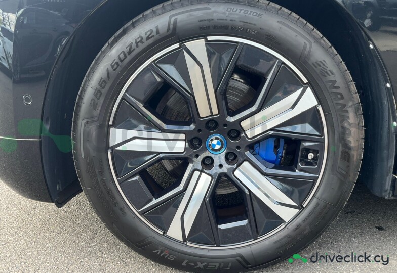 BMW iX Черный