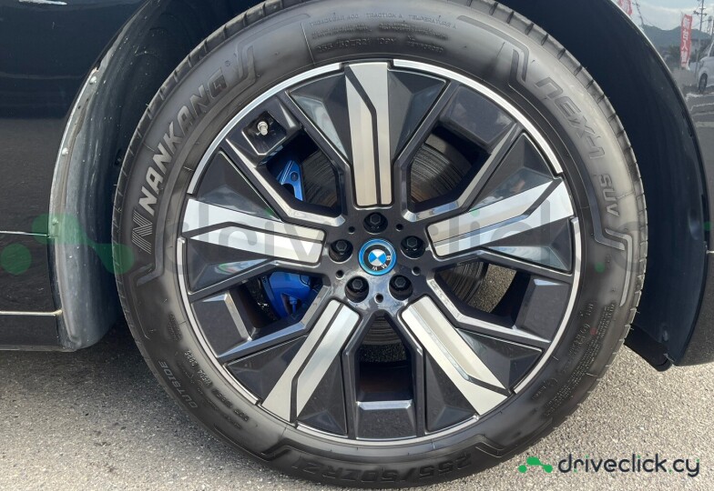 BMW iX Черный