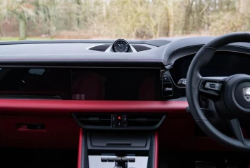 Porsche Macan Turbo, 2025