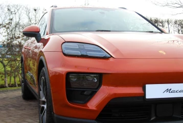Porsche Macan , 2025