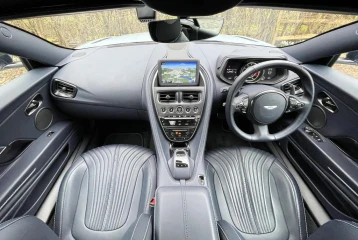 Aston Martin DB11 V8, 2023