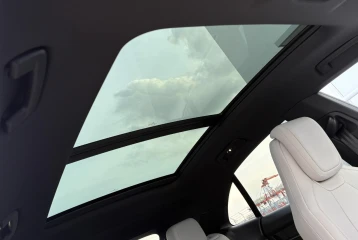 Porsche Macan , 2025