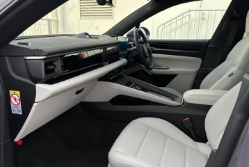 Porsche Macan , 2025