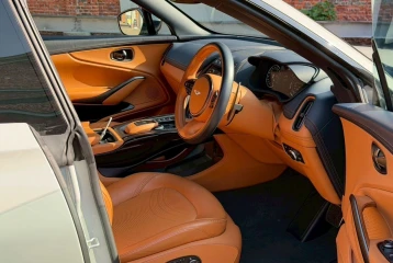 Aston Martin DBX Base, 2024