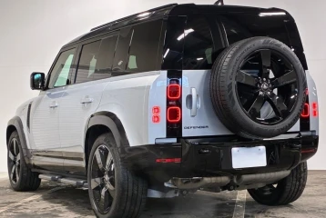 Land Rover Defender D300 X-Dynamic SE, 2024