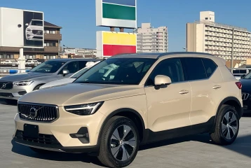 Volvo XC40 Plus B3, 2025