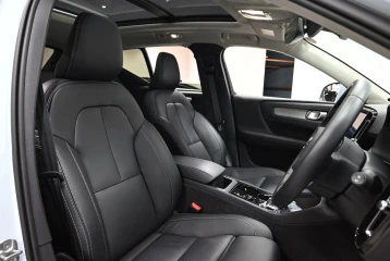 Volvo XC40 Plus B3, 2025