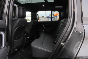 Land Rover Defender V8 P525, 2024