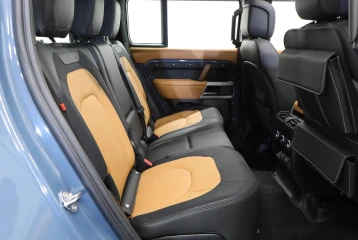 Land Rover Defender D300 Turbo, 2023