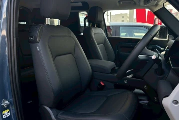 Land Rover Defender P300 SE, 2023