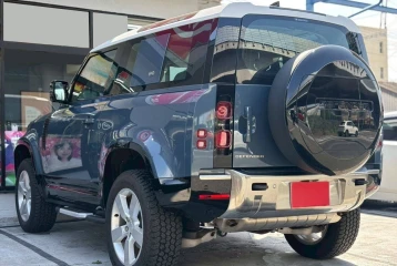 Land Rover Defender P300 SE, 2023