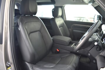 Land Rover Defender P300, 2023