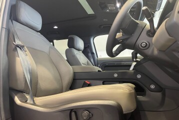 Land Rover Defender D300, 2023