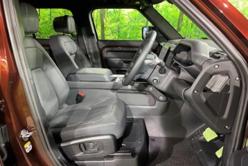 Land Rover Defender D300, 2025